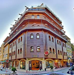 ein großes braunes Gebäude mit einem runden Dach in der Unterkunft Seven Hills Hotel - Special Category in Istanbul