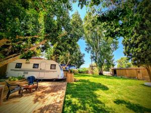 Glamping Beit Yanai外面的花园