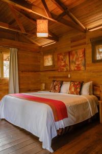 una camera da letto con un letto in una stanza di legno di Argovia Ecolodge a Tapachula