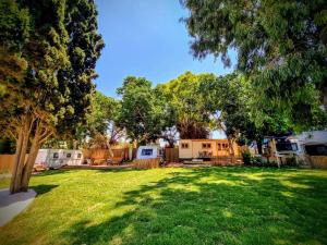 Glamping Beit Yanai外面的花园