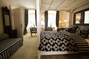 Postel nebo postele na pokoji v ubytování Kokkedal Slotshotel