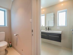Phòng tắm tại Bonanza Beauty - Pauanui Holiday Home +28 ảnh