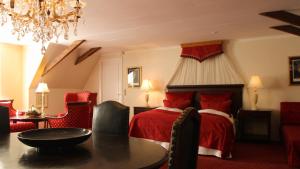 Postel nebo postele na pokoji v ubytování Kokkedal Slotshotel