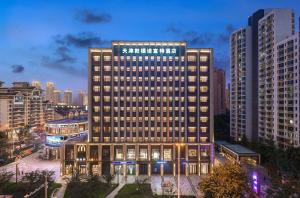 天津的住宿－天津鼓楼诺富特酒店，夜幕在城市中 ⁇ 染建筑物