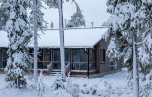 uma cabana na floresta na neve em Ruka Saukonmaja A em Ruka