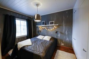 a bedroom with a bed and a window in it at Ruka Saukonmaja A in Ruka