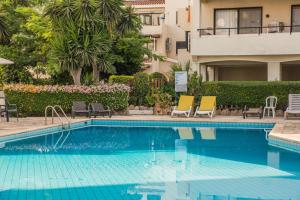 Bazén v ubytování One bedroom apartment in Paphos in good location nebo v jeho okolí