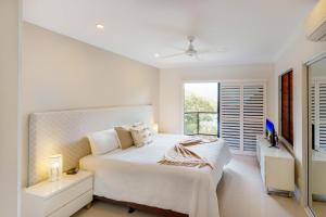 Postel nebo postele na pokoji v ubytování Anchorage Apartments on Hamilton Island by HIHA + 37 fotografií