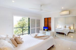 Postel nebo postele na pokoji v ubytování Anchorage Apartments on Hamilton Island by HIHA