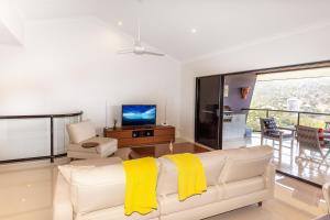 TV a/nebo společenská místnost v ubytování Anchorage Apartments on Hamilton Island by HIHA