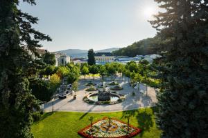 einen Luftblick auf einen Park mit einem Brunnen in der Unterkunft At the Park Hotel in Baden