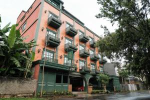 Bangunan di mana terletaknya rumah tamu ini