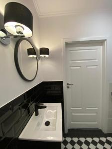 a bathroom with a sink and a mirror at Apartament Platinum Park in Stargard +13 photos
