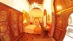 een grote slaapkamer met een bed en houten meubilair bij Riad Las Mil y una Noches Tetuan in Tetouan