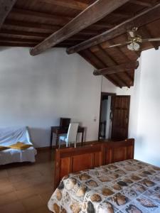 Vignanello的住宿－B&B A due passi dal Castello，一间卧室配有一张床和一张书桌