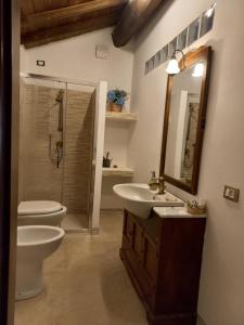 B&B A due passi dal Castello في Vignanello: حمام مع مرحاض ومغسلة ودش