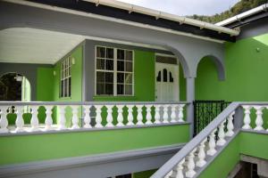 Balkon atau teras di Green Castle Apartment#3 in City of Roseau