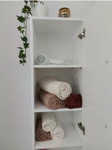 - une serviette blanche avec des serviettes dans l'établissement Atria Urban Resort, à Bucarest