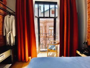 Un pat sau paturi într-o cameră la RUZ Hotels