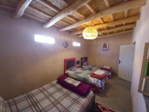 Pokój z 2 łóżkami i żyrandolem w obiekcie Maroc des Merveilles - Chez L'habitant w mieście Kalaat M'Gouna