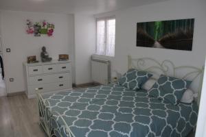una camera con un letto e un comò di les lauriers de Joelle a Peyrolles-en-Provence Altre 7 foto