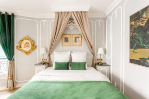 - une chambre avec un grand lit et des oreillers verts dans l'établissement Luxury 2 Bedroom 2,5 Bathroom Apartment - Champs Elysees, à Paris