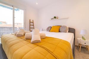 A bed or beds in a room at Myflats Premium Santa Pola