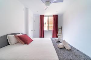 A bed or beds in a room at Myflats Premium Santa Pola Még 36 kép