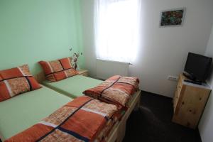 En eller flere senger på et rom på Penzion Malaika