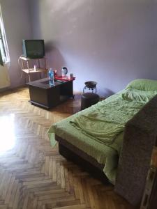 Una televisión o centro de entretenimiento en Kuca za odmor Simic