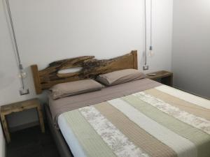 een slaapkamer met een bed met een houten hoofdeinde bij Casa vacanza 1 in Serina
