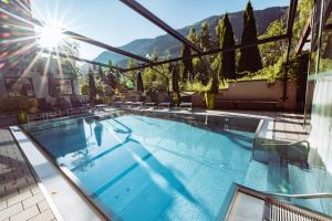 basen na szczycie hotelu z górami w tle w obiekcie Alpen-Karawanserai w Saalbach Hinterglemm