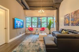 ein Wohnzimmer mit einem Sofa und roten Stühlen in der Unterkunft McCormick Place spacious 3br-2ba designer suite with optional parking for 8 guests in Chicago