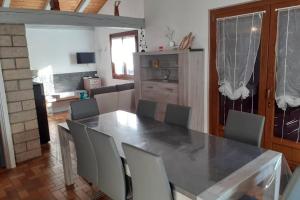 comedor con mesa y sillas en Gîte de campagne en Rosureux