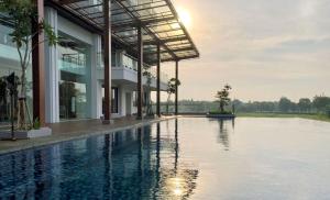 Kawana Golf Residence في سيكارانغ: مسبح امام مبنى