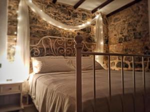sypialnia z łóżkiem z oświetleniem w obiekcie Suite 20 w mieście Airole