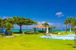 ein Resort mit Pool und Meer im Hintergrund in der Unterkunft Ishigaki Seaside Hotel in Ishigaki-jima