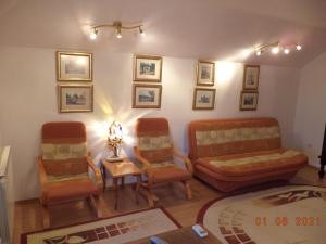 un soggiorno con divano e 2 sedie di vila Irina a Constanţa