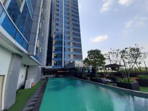 Piscina a Cozy Tamansari Hive Cawang by Bonzela Property o a prop