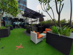 Jardí fora de Cozy Tamansari Hive Cawang by Bonzela Property