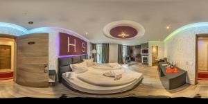ein Schlafzimmer mit einem großen Bett in einem Zimmer in der Unterkunft Hotel Ristorante Sicilia in Tappenbeck
