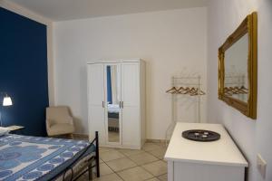 A bed or beds in a room at Casa Mare Blue