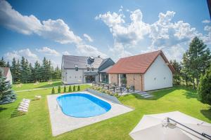 a house with a large yard with a swimming pool at Gościniec Pajewo in Pajewo