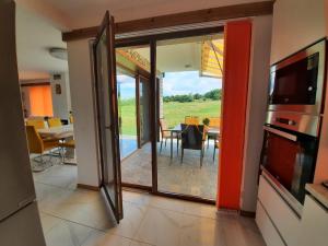een woonkamer met een deur naar een eetkamer bij Villa Serge in Pirin Hills in Razlog