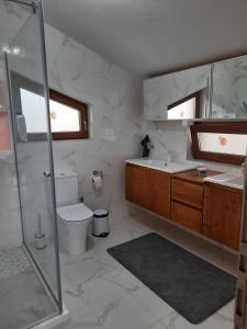 A bathroom at Mountain Villa near Bansko Még 21 kép