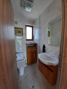 A bathroom at Mountain Villa near Bansko