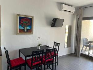 Televízia a/alebo spoločenská miestnosť v ubytovaní Benalbeach, estudio en primera línea de playa