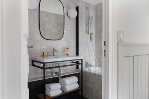 a bathroom with a sink and a mirror at Hôtel Hélios Opéra in Paris