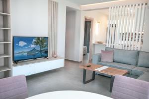 TV a/nebo společenská místnost v ubytování Acantha Villas