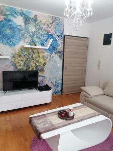 un salon avec une télévision et un canapé dans l'établissement Luxury apartment Ohrid, à Ohrid